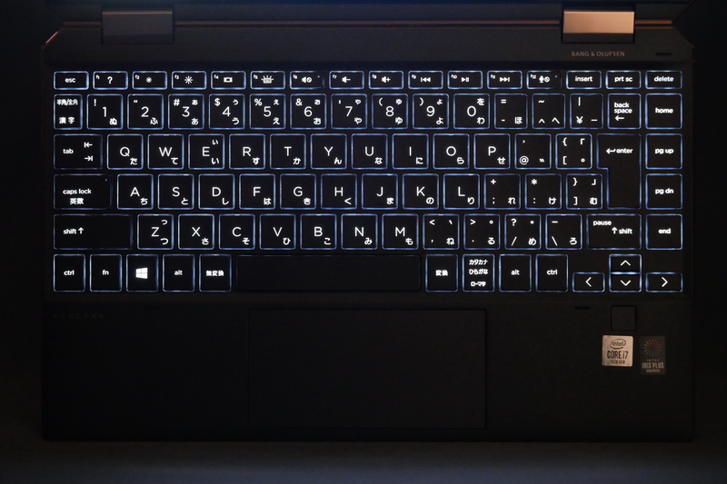 キーボードバックライトを搭載しており、暗い場所でも快適にタイピングできる