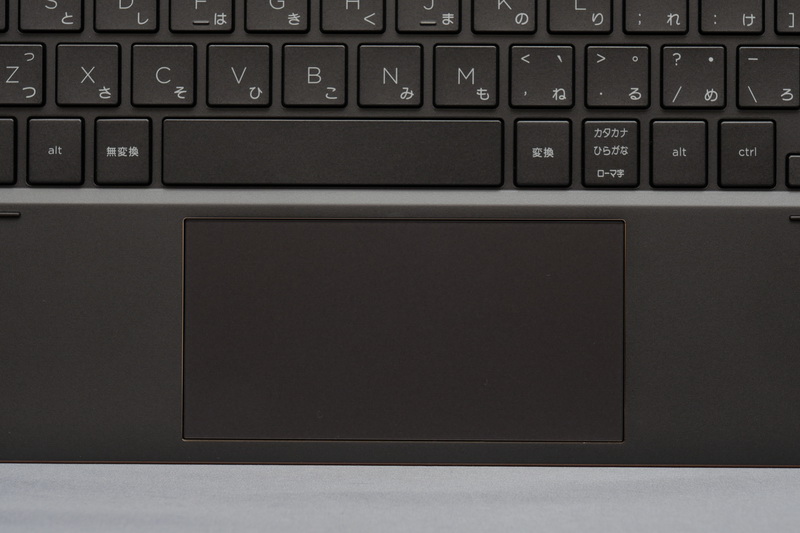 タッチパッドはクリックボタン一体型、ホームポジションから右に大きくずれているため、右クリックのつもりが左クリックになることが多発する