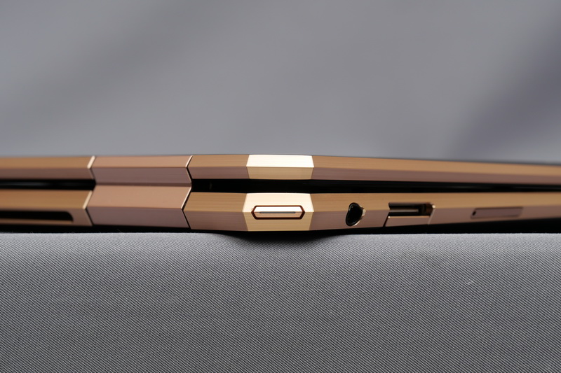 右奥角に電源ボタンを配置