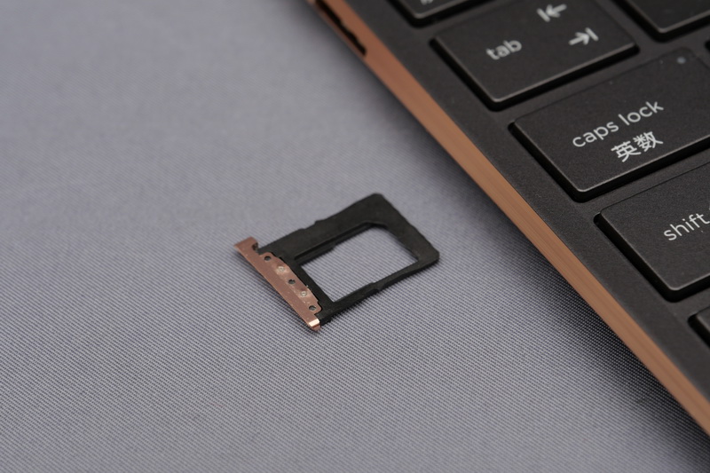 SIMトレイにはnano SIMを装着できる