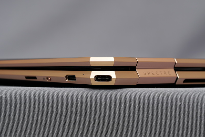 Thunderbolt 3ポートの一方は、右奥角に配置