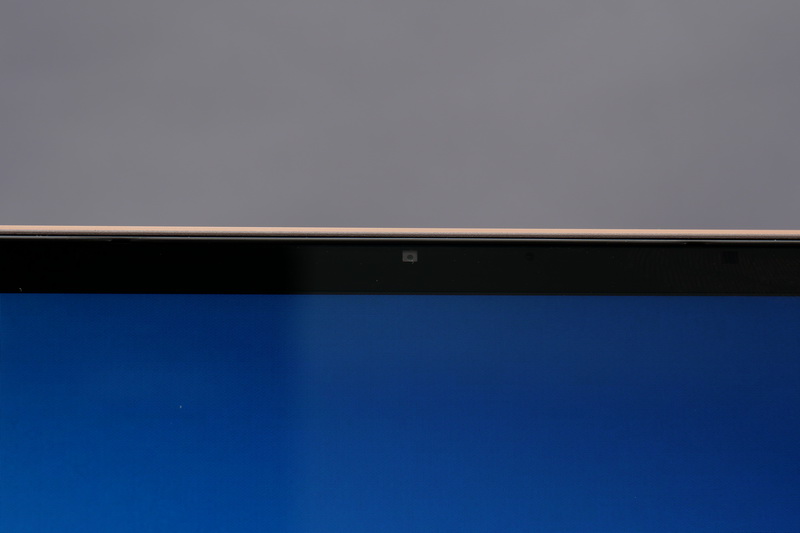 ディスプレイ上部にWindows Hello対応の顔認証カメラを搭載