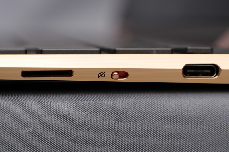 右側面のスイッチでカメラユニットの回路を切り離してオフにできる