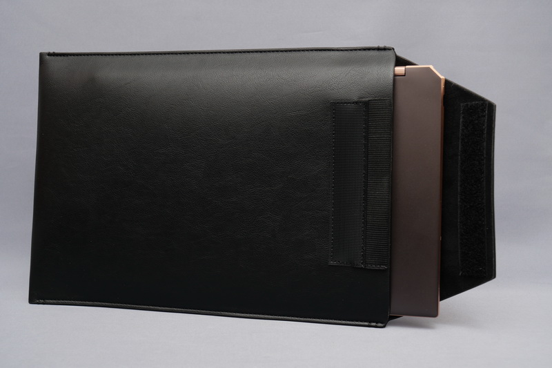 本体を収納して持ち運べる専用スリーブケースも付属する