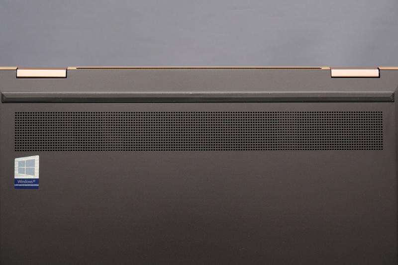 吸気口は底面に用意。高負荷の作業を行う場合には、吸気口を塞がないように気を付けたい