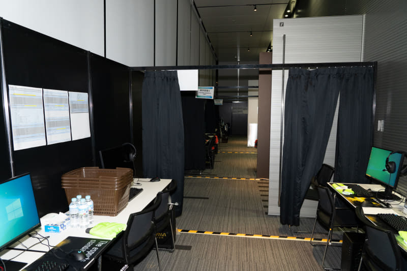 選手控室の間は通路と仕切りで区切られている