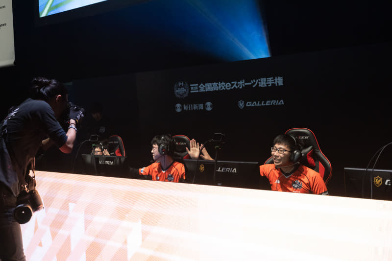 勝利の瞬間、ハイタッチする雷切のメンバー