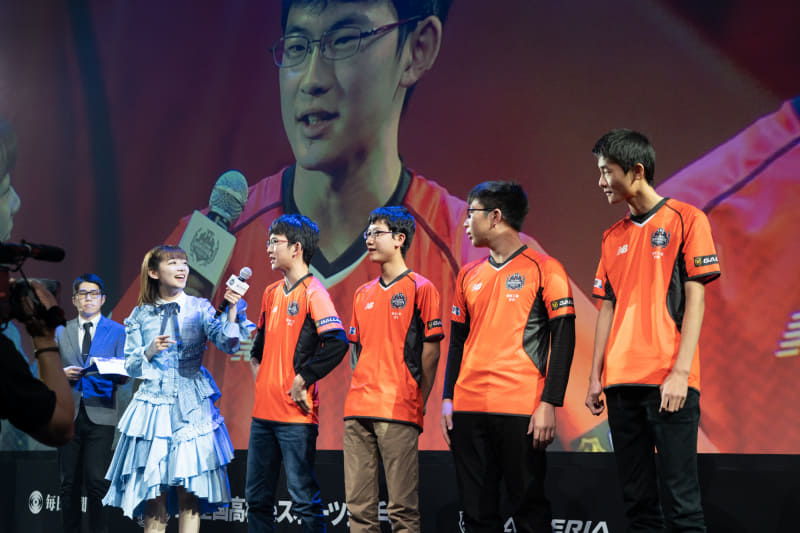 勝利者インタビューを受けるリーダーのAroDra選手