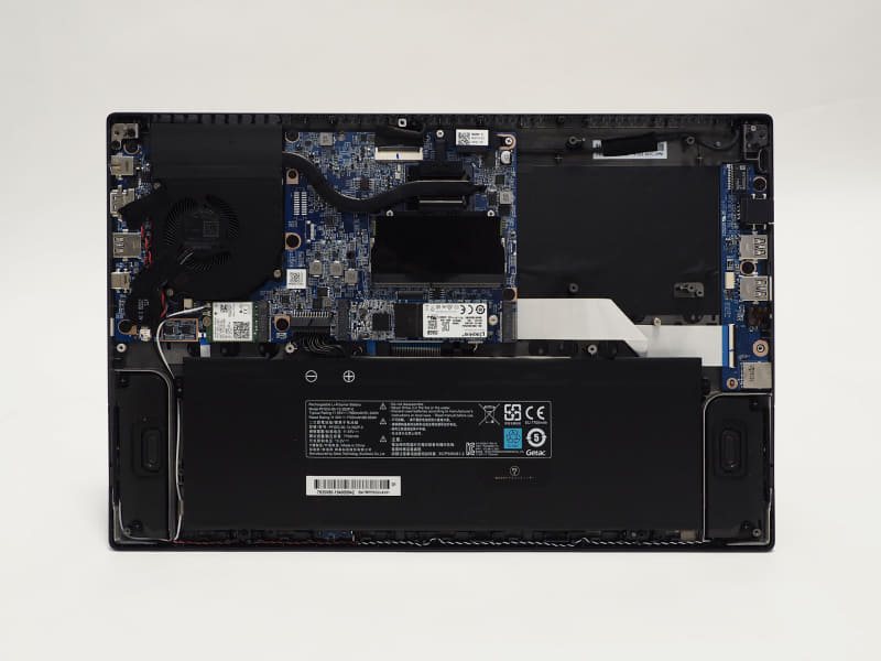 内部を見てもDIMMスロットは1つだけ。ストレージ用のM.2は2つ確認できる。右上に2.5インチドライブを搭載できそうなスペースもあるがSATA端子は確認できなかった