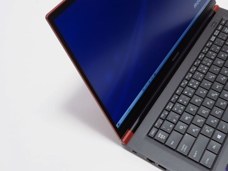 キーボード側からもところどころ赤い部分が見える