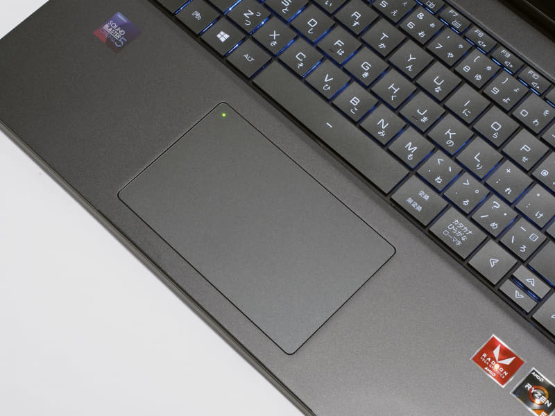 タッチパッドは約117×73mm(幅×奥行き)で大きい。左上隅のLED部分をダブルタップしてタッチパッドのオン/オフを切り替える