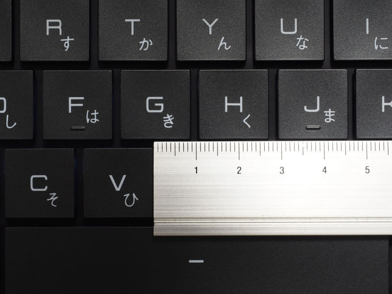 キーピッチは18mmほど。キーとキーの間は2mm弱