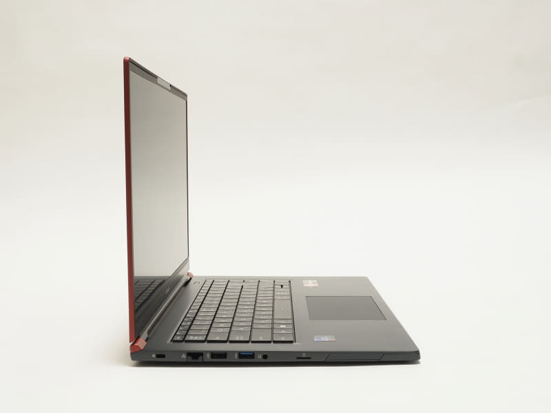 左側面にはLAN(折りたたみ式)、USB 2.0、USB 3.0、オーディオジャック、microSDカードスロット。右側面にはACアダプタ用ジャック、HDMI、USB 3.0、USB 3.0 Type-C