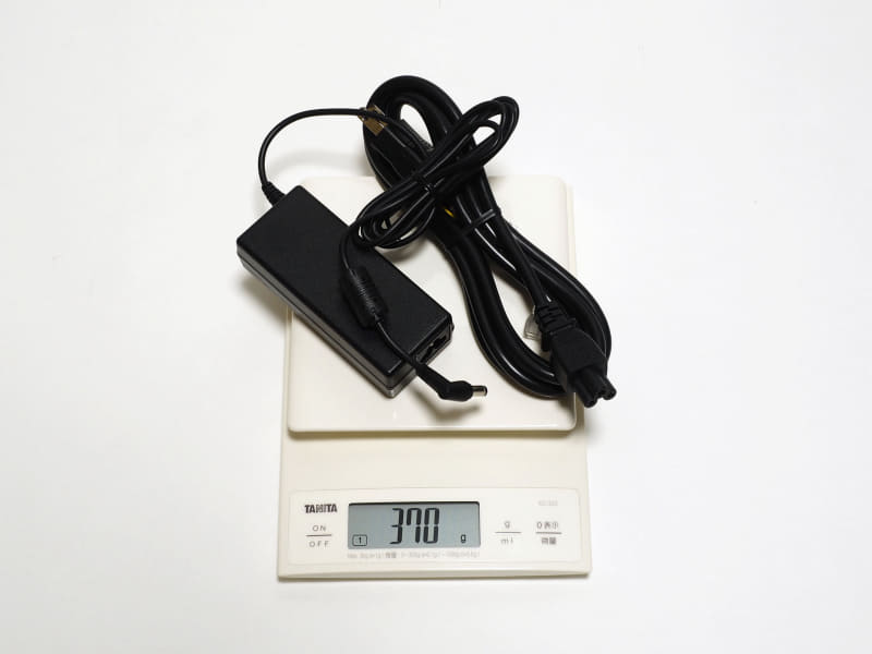 ACアダプタはコンセントケーブル合わせて370g