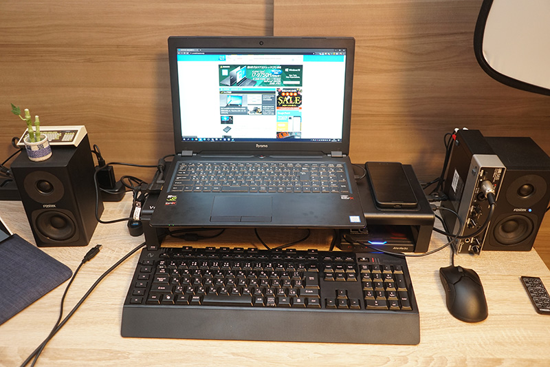 VAYDEER「モニター台 机上台 USB Qiワイヤレス充電」にノートPCを設置したところ