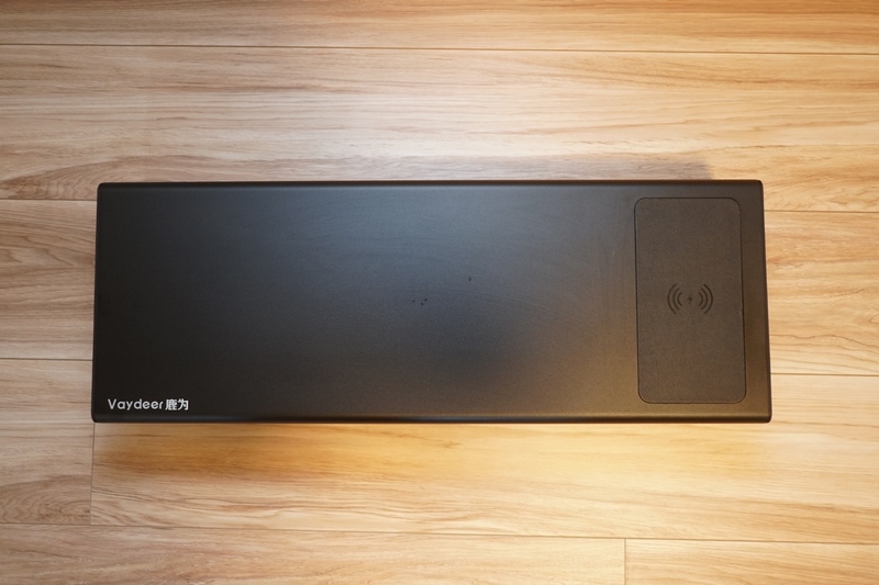 本体正面。右にあるのがQi充電台