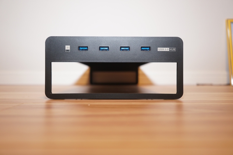 右側面。一番左のポートは高速充電対応。