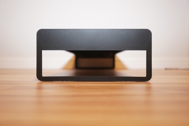 左側面にはポート類はない。上面のロゴが天地逆になるのを気にしなければ、左右をひっくり返して使ってもいい