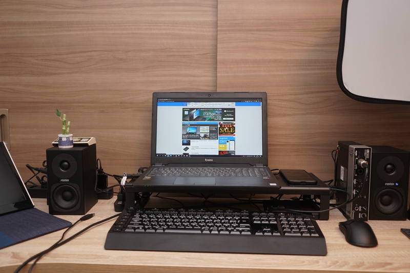 一般的なものならテンキーつきのキーボードも収容可能