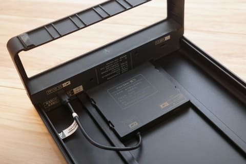 やじうまミニレビュー】Qi充電台も内蔵したUSB Hub搭載