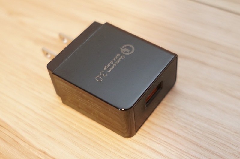 付属のUSB ACアダプタは、Quick Charge 3.0対応