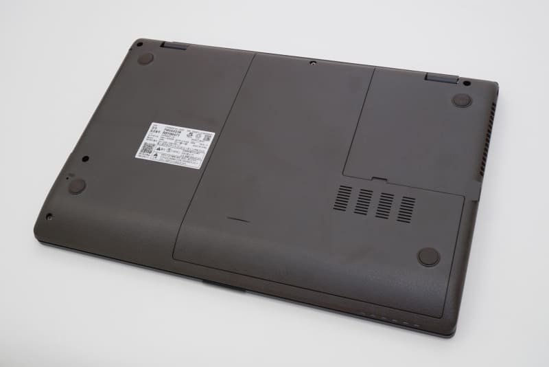 底面は革素材風に仕上げてある