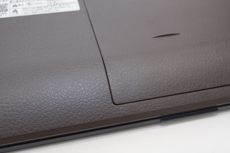 底面は革素材風に仕上げてある