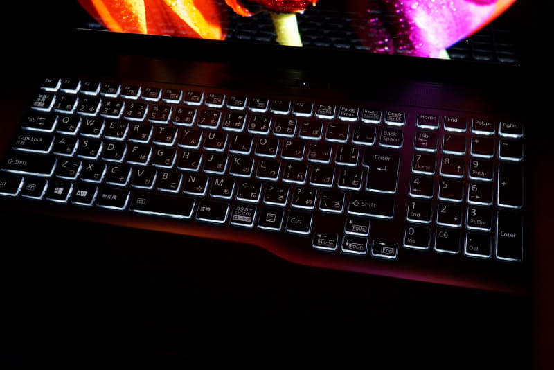 キーボードはホワイトLEDで光る