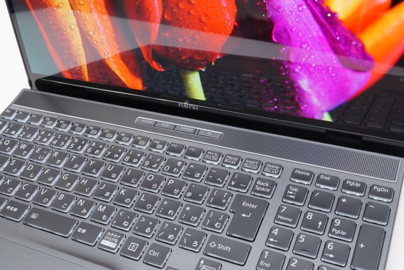 スピーカーはディスプレイとキーボード面と間にある