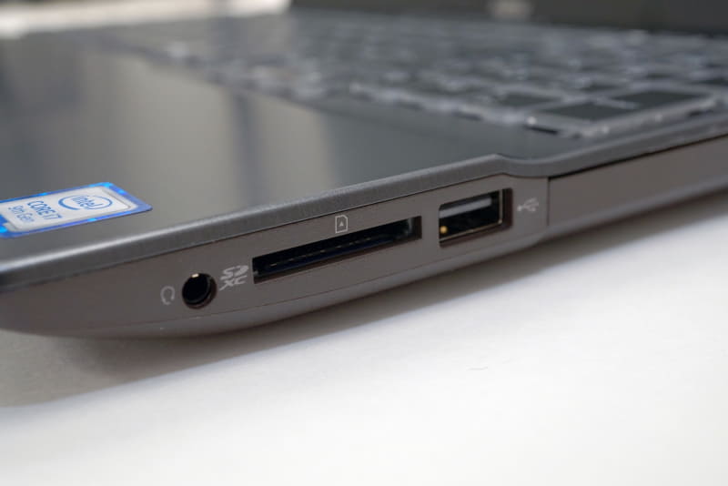 イヤフォン端子は本体の右側面に用意されている