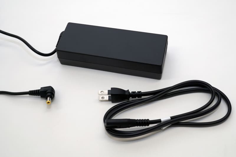 ACアダプタは大きめ。出力は約100Wだった