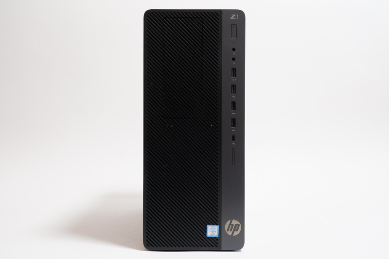 本体前面。フロントパネルのみ強化プラスチック製だ