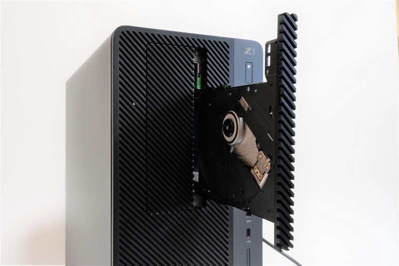 DVDライターのトレイはWindowsの「エクスプローラー」から開く仕様。開閉ボタンは用意されていない