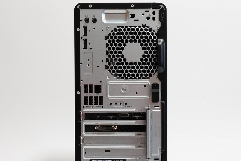 左上から、オーディオ出力端子、オーディオ入力端子、DisplayPort×2(ビデオカード搭載時使用不可)、USB 2.0×2、RJ-45ポート、USB 3.1 Type-A×2、USB 3.0 Type-A×2、USB Type-C、DisplayPort、HDMI、DisplayPort