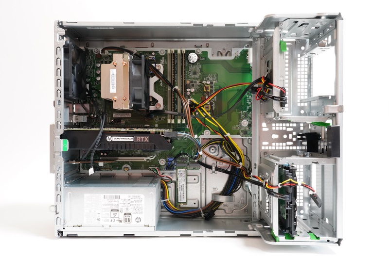 あとは緑のツマミを下に押せば、前面側に配置されているドライブスロットをブロックごと大きく右に開ける