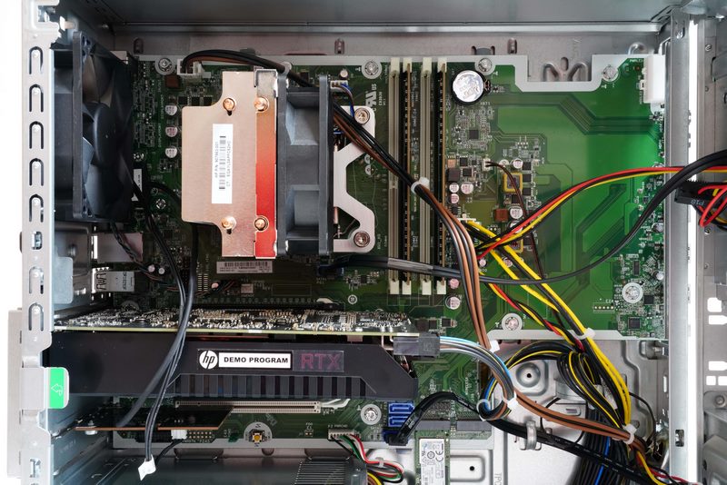 マザーボードは自社開発。2箇所切り欠いたような特殊な形状をしており、前面の電源ボタン、USB端子などもマザーボード上に実装されている