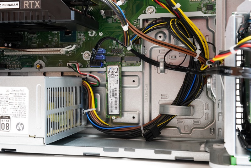 Samsung製512GB PCIe NVMe SSD「MZVLB512HAJQ-000H1」は、マザーボード外側にはみ出すかたちでM.2スロットに装着されている。一般的なマザーボードではあまり見かけない装着方法だが、放熱という点では理に適った設計だ。なおM.2スロットは3基用意されている