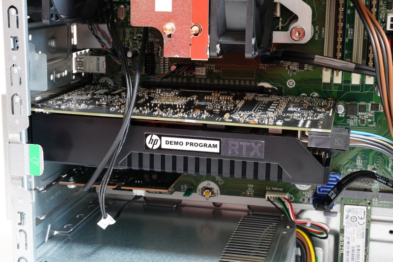 ビデオカードはネジ止めされていない。左側のツマミを引いて固定用の金属パーツを取り外したうえで……