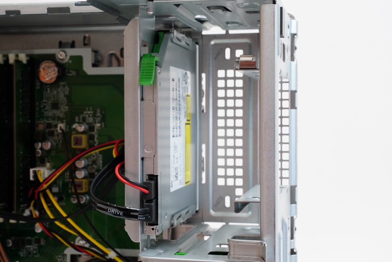 スリムラインベイ(DVDライターが占有)、5インチベイ、2.5インチベイが用意