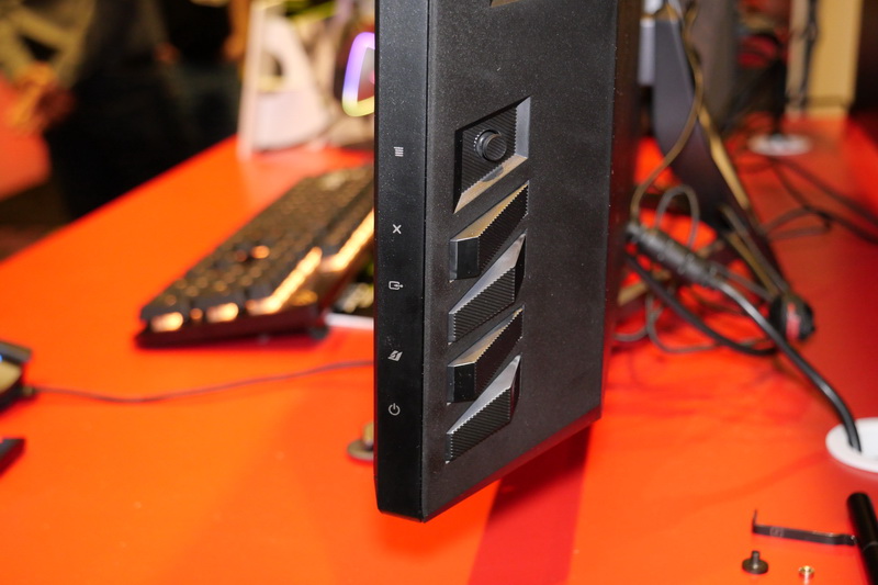 右側面後方にOSD操作用のジョイスティックやボタン、電源ボタンが並ぶ