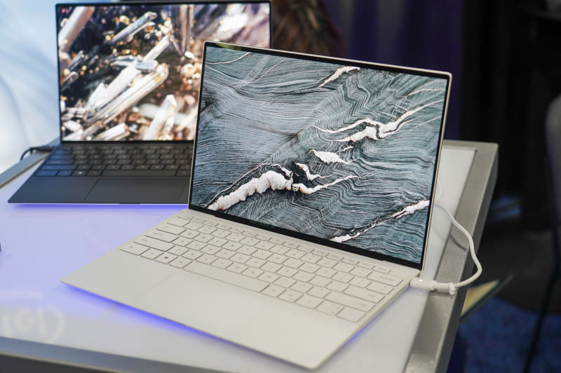 新XPS 13(9300)、後ろがシルバー/ブラック、手前がフロスト/ホワイト