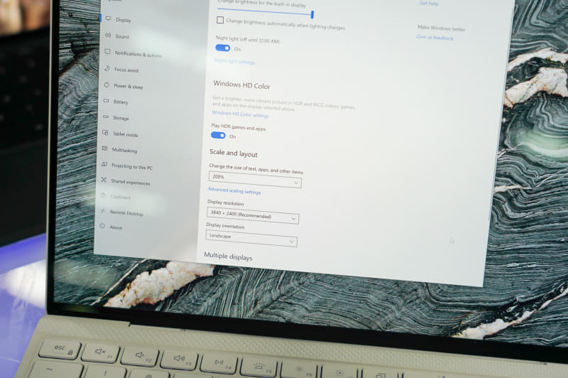 3,840×2,400ドットの16:10の13.4型ディスプレイを採用している。輝度は500cd/平方mで、DCP-I3のカバー率が90%という高輝度、広色域のディスプレイとなっている。実物で確認してみたが、明るく鮮明で見やすかった。