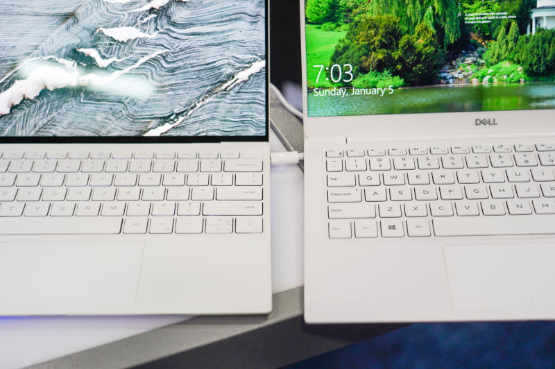 左が新モデル、右が旧モデル。新モデルはキーボードも狭額縁になっていることがわかる