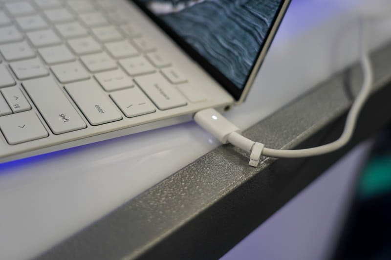 ホワイトモデルではACアダプタも白に