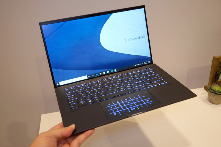 重量は870gと14型ノートPC世界最軽量。片手で軽々持ち上げられる