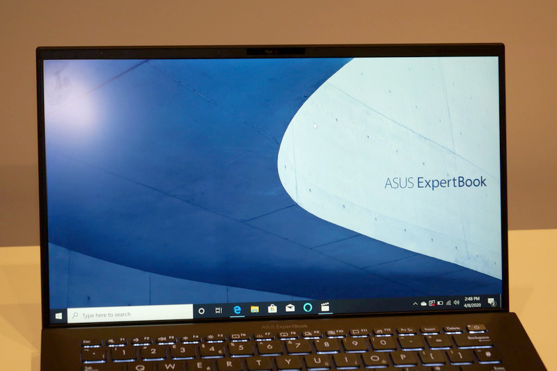 フルHD表示対応の14型ディスプレイを搭載、3辺狭額縁のNanoEdge仕様となっている