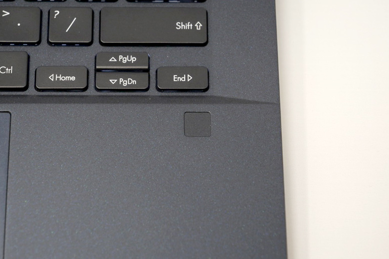 右パームレストには指紋認証センサーも搭載する