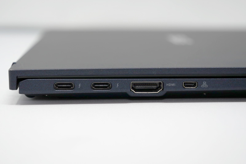 左側面にThunderbolt 3×2、HDMI、専用LANアダプター用ポートを用意