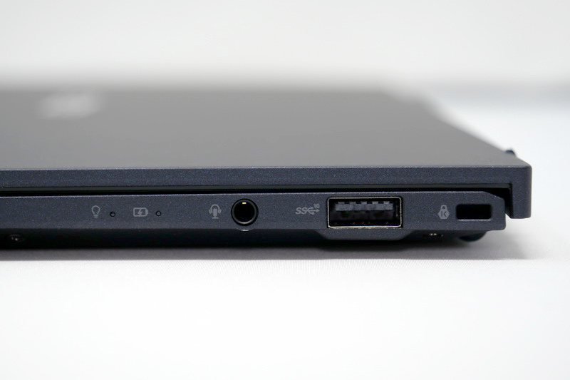 右側面にはオーディオジャックとUSB 3.1を用意