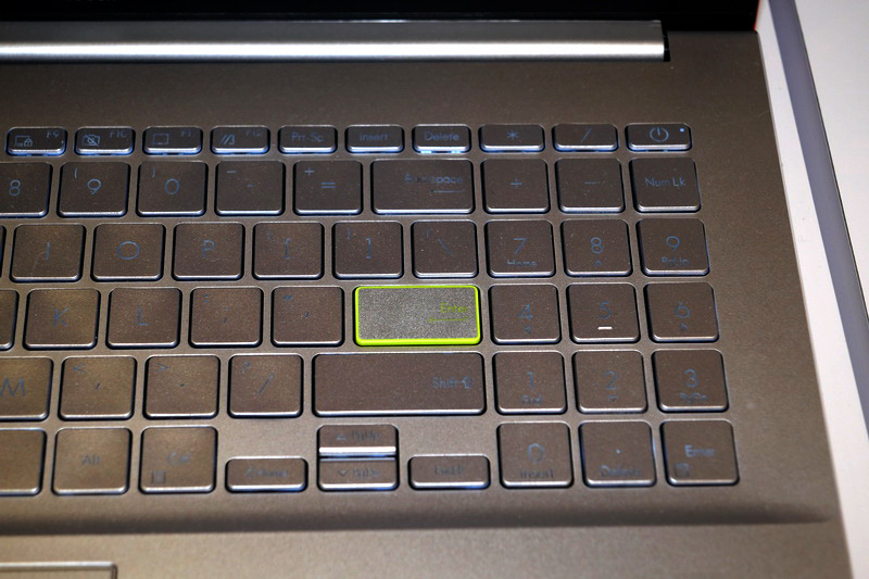 キーボード右上の電源ボタンは指紋認証センサー一体型